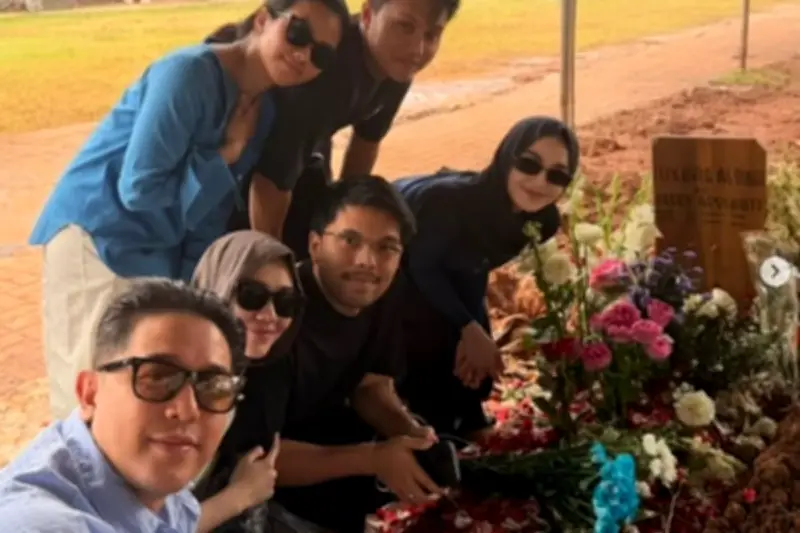 Mahalini dan Teman-Teman Ziarah ke Makam Vidi Aldiano, Bersihkan dan Hias Area
