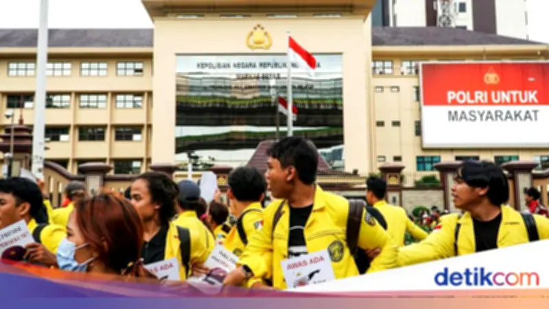 Mahasiswi UI Minta Maaf Usai Coret-coret Serban Polwan Saat Demo di Mabes Polri