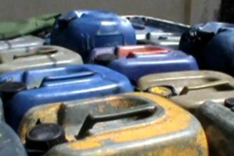 Malaysia Tangkap Tiga Pria Diduga Selundupkan Bensin Subsidi RON95 ke Luar Negeri