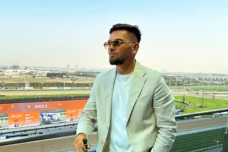 Mantan Bintang Love Island Rekam Serangan Rudal di Dubai dari Pantai