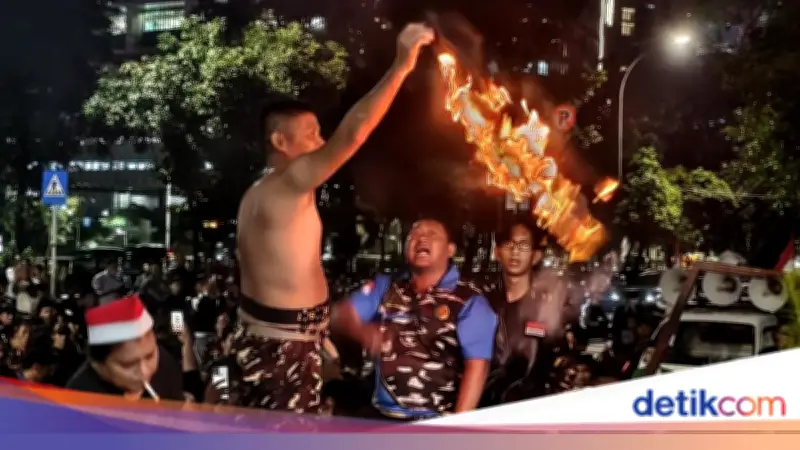 Massa Banser Bubar Usai Dengar Pesan Yahya Cholil Staquf, Sempat Ricuh di KPK