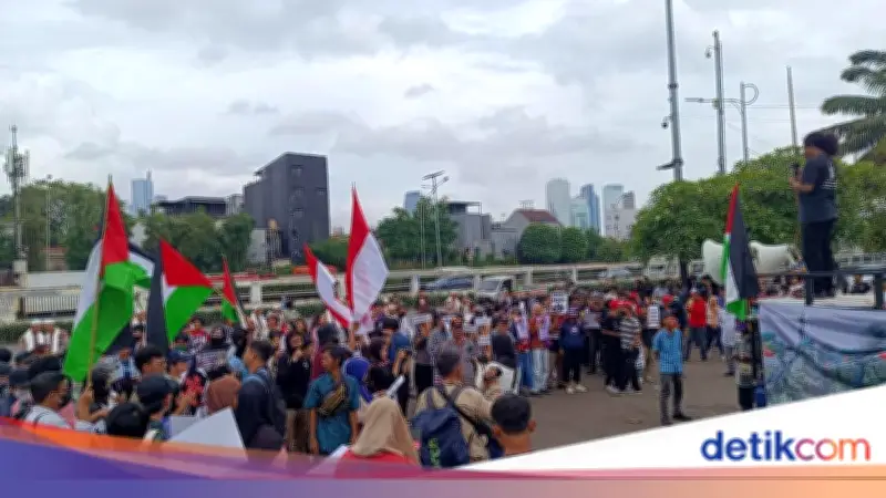 Massa Gelar Unjuk Rasa di DPR, Tuntut Indonesia Keluar dari Board of Peace