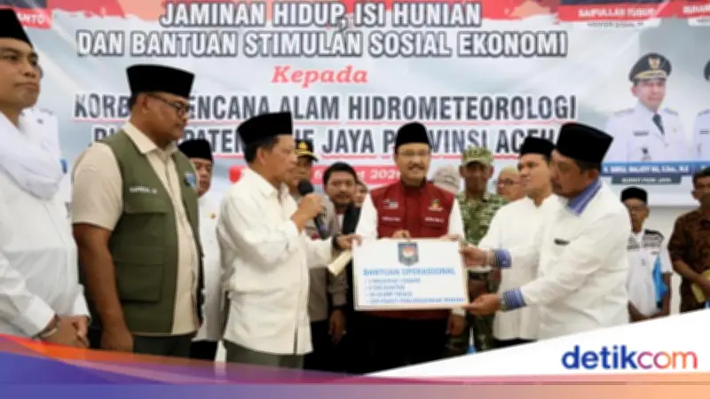 Mendagri Tito Karnavian Salurkan Bantuan untuk Korban Bencana di Pidie Jaya