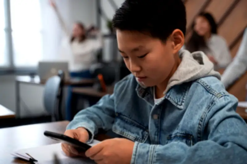 Mendikdasmen Tegaskan Anak Tetap Dapat Literasi Digital Meski Medsos Dibatasi