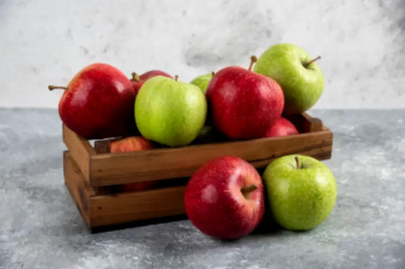 Mengupas Fakta: Kelebihan dan Kekurangan Makan Apel Tanpa Kulitnya