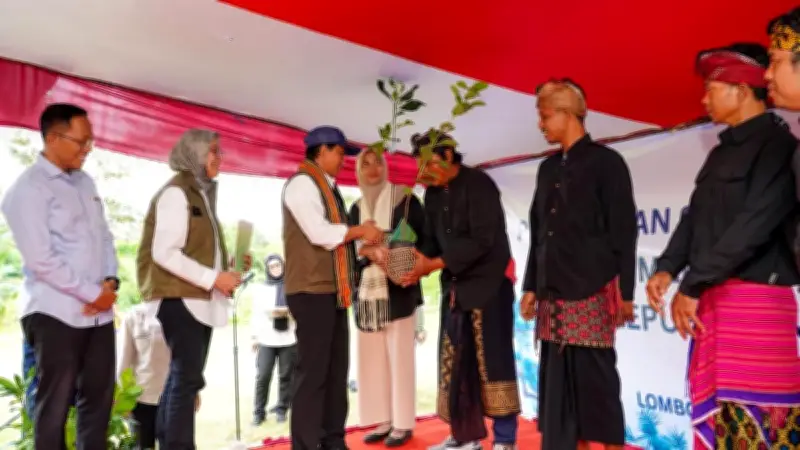 Menhut Jalankan Perintah Prabowo, Serahkan Izin Perhutanan Sosial di Lombok