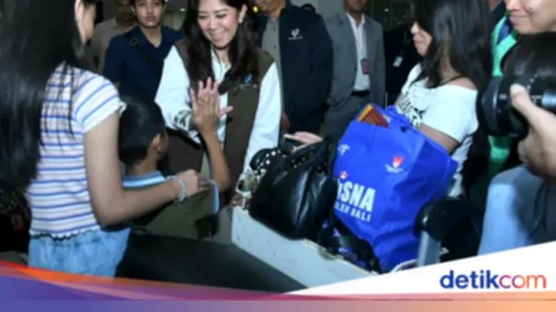 Menkomdigi Tinjau Bandara Ngurah Rai, Jamin Telekomunikasi Mudik 2026 Aman