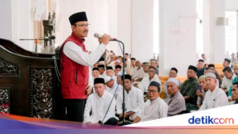 Mensos Gus Ipul dan Mendagri Tito Salat Jumat Bersama Warga Aceh, Tinjau Huntara dan Bantuan