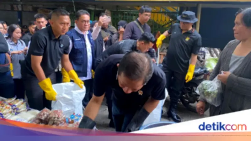 Menteri LH, Mendag, dan Kapolda Metro Pimpin Korve Bersihkan Sampah di Pasar Kramat Jati