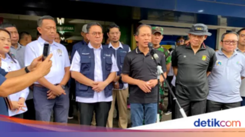 Menteri LH Sebut Longsor Sampah Bantargebang Hanya Fenomena 'Gunung Es'