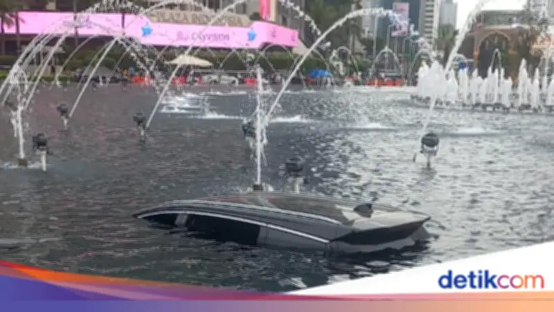 Mobil BYD Tercebur ke Kolam Bundaran HI, Pengemudi Taksi Online Diduga Lalai