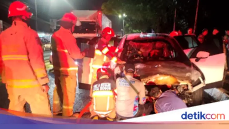 Mobil di Bogor Terbakar Akibat Overheat Mesin, Petugas Damkar Padamkan dalam 30 Menit