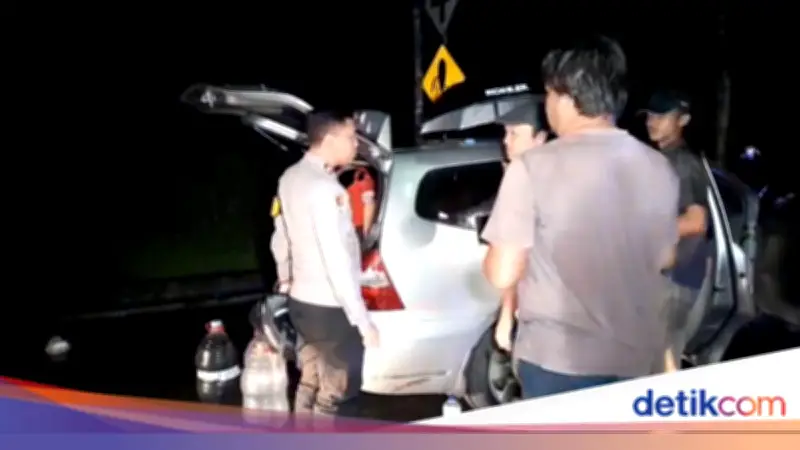 Mobil Mogok Tengah Malam, Polisi Antar Pulang Lansia dan Keluarga di Bogor