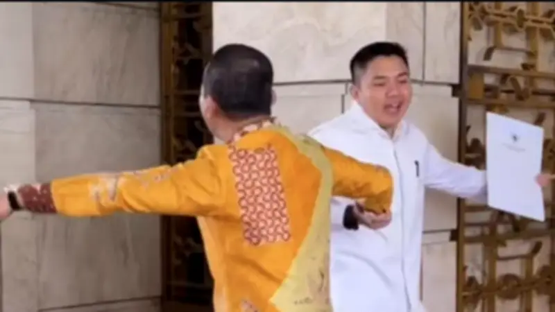 Momen Unik: Seskab Teddy dan Menteri Bahlil Tarik-tarikan di Kantor