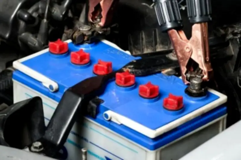 Mudik Lebaran dengan Mobil Listrik, Perlukah Melepas Aki 12 Volt?