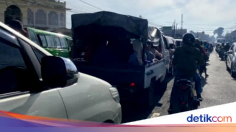 Mudik Penuh Risiko: 15 Orang Naik Mobil Bak Terbuka di Jalur Cianjur-Bandung