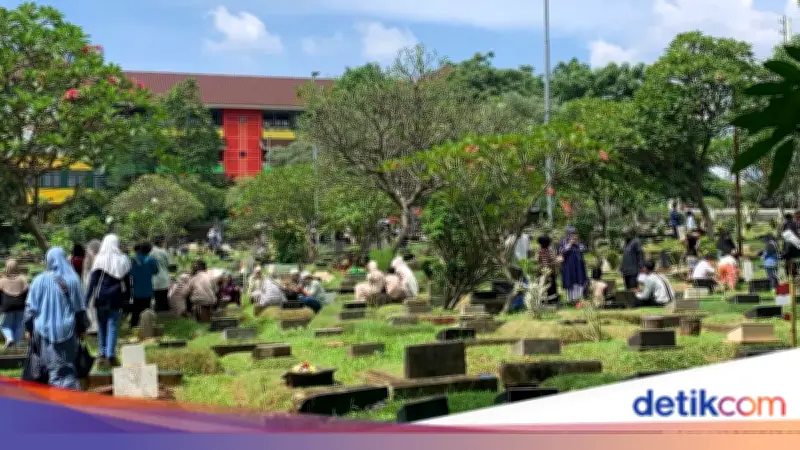 Obati Rindu di Hari Raya, Peziarah TPU Karet Bivak Sambangi Makam Keluarga