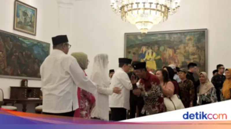Open House Lebaran di Balai Kota DKI, Warga Antre Sambut Pramono