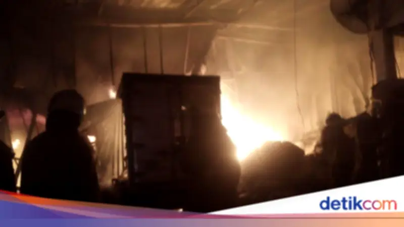 Pabrik Plastik di Cengkareng Terbakar Diduga Akibat Petasan Remaja Nakal