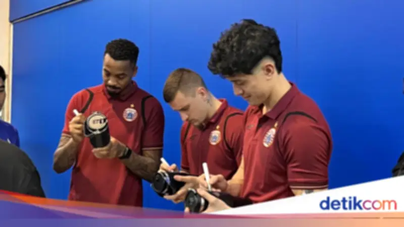 PAM JAYA dan Persija Sosialisasikan Tumbler Warriors di Halte CSW