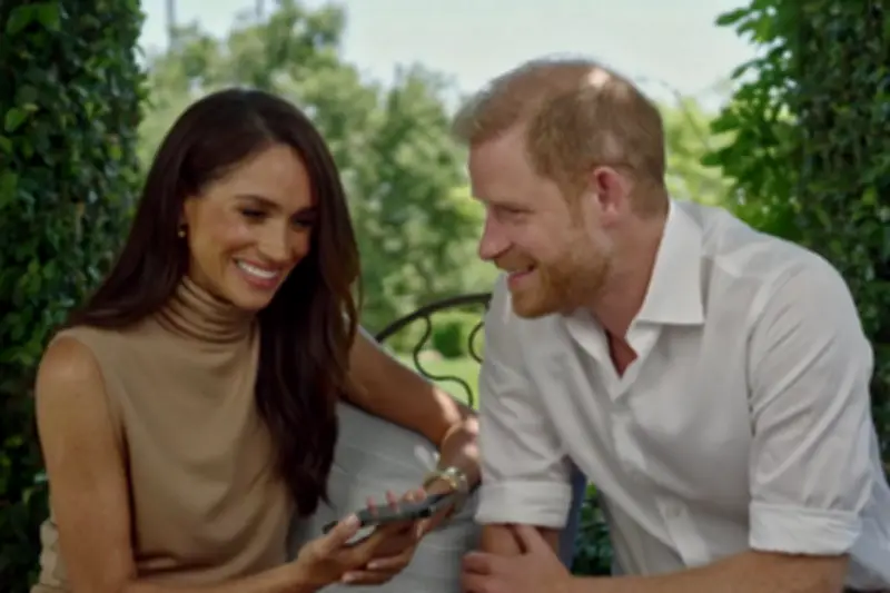 Pangeran Harry Abaikan Pertanyaan Soal Paman Andrew Saat Kunjungan Kemanusiaan