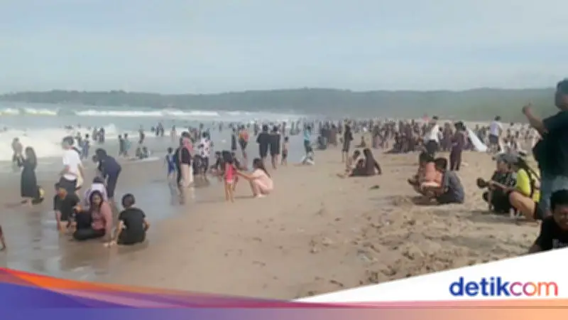 Pantai Sawarna Lebak Dibanjiri Wisatawan Lokal di H+3 Lebaran 2026