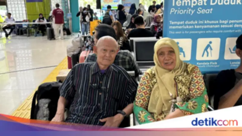 Pasangan Lansia Tempuh Perjalanan Estafet Pesawat-Kereta untuk Mudik Lebaran