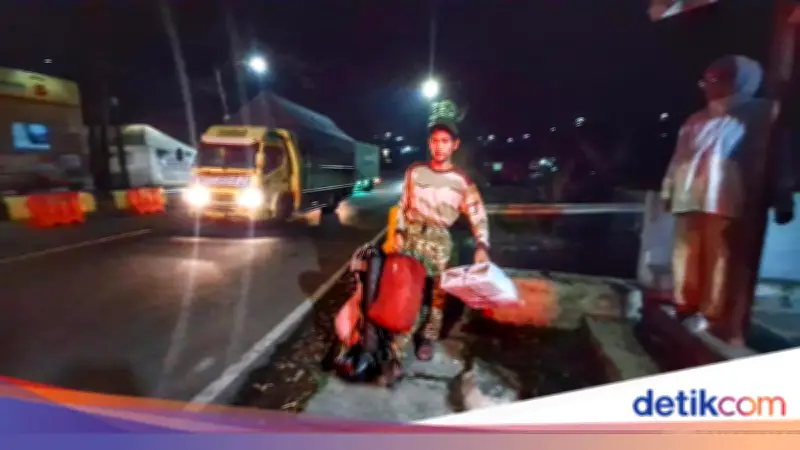 Pedagang Cilok di Bandung Mudik ke Ciamis dengan Jalan Kaki dan Numpang Truk