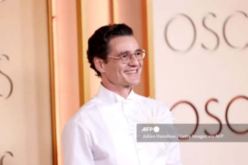 Pedro Pascal Mengejutkan di Oscar 2026 dengan Transformasi Wajah Tanpa Kumis
