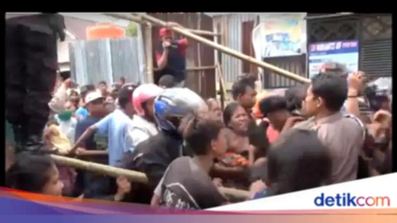 Pembagian Zakat di Gresik Ricuh, Diduga Dipicu Penyerobotan Antrean