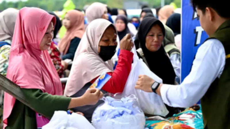 Pemerintah Salurkan 100 Ribu Paket Bantuan Pangan di Pasar Murah Monas