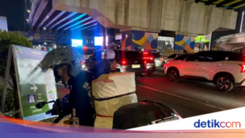 Pemudik Bawa Burung Kenari sebagai Oleh-oleh, Tradisi Mudik dengan Motor Tetap Jadi Pilihan