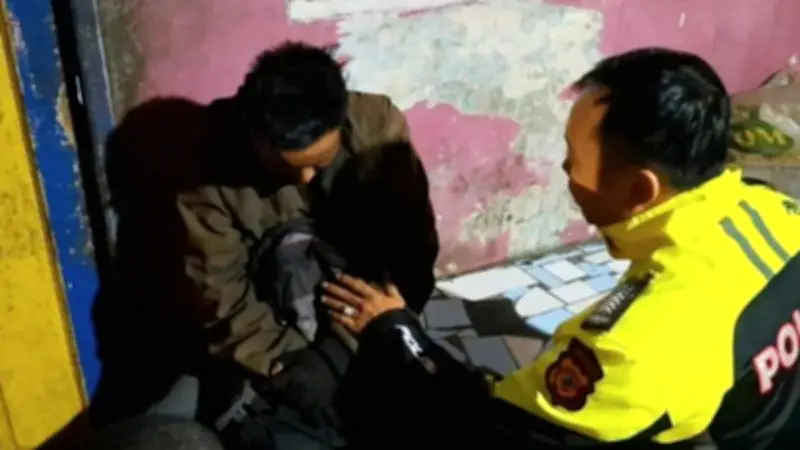 Pemudik Kelelahan Tertidur di Bahu Jalan Jalur Puncak Usai Naik Motor dari Serang