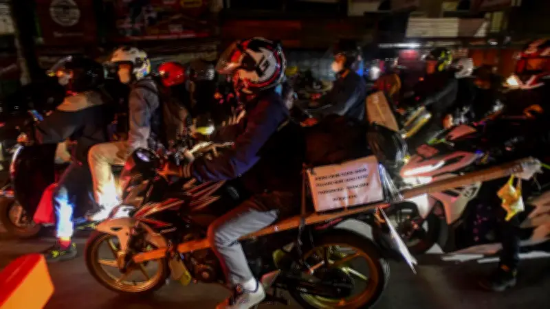 Pemudik Motor Memadati Jalur Pantura Karawang Sejak Malam Hari, Keluhkan Penerangan Jalan