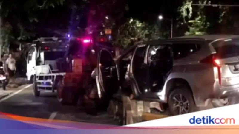 Pengemudi Ngantuk Tabrak Separator Busway di Jakbar, Mobil Ringsek Parah