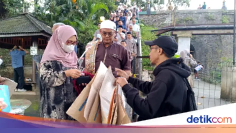 Penjaja Tikar di Sempur Bogor Raih Berkah Ekonomi dari Salat Idul Fitri