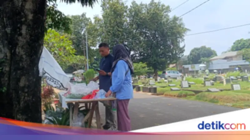 Penjual Kembang di TPU Tanah Kusir Nikmati Lonjakan Penghasilan Saat Lebaran