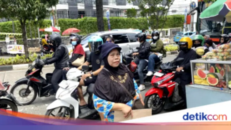 Penjual Tikar Ragunan Mengeluh Penjualan Turun Saat Libur Lebaran 2026