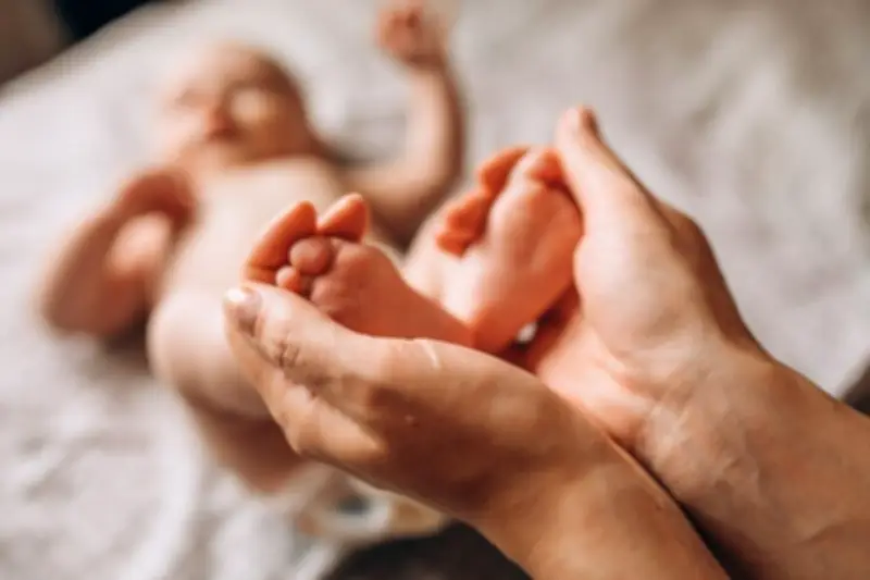 Perempuan Singapura Lahirkan Bayi Saat Sedang Perawatan Bulu Mata di Salon