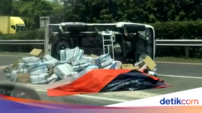 Pikap Pecah Ban dan Terbalik di Tol Jagorawi, Sopir Alami Luka Berat