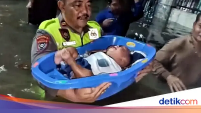 Polda Banten Evakuasi Balita dari Banjir di Cibeber, Cilegon
