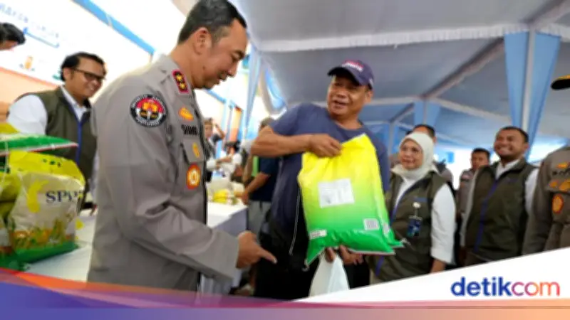 Polda Sumsel Bagikan 135 Ton Beras ke 20 Ribu Warga Jelang Idul Fitri