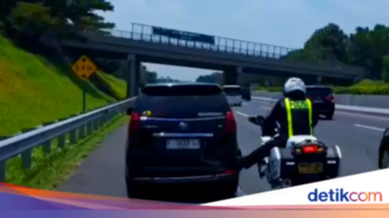 Polisi Bantu Pemudik dengan Menyetut Mobil Mogok di Tol Cipali Sejauh 3-4 Km