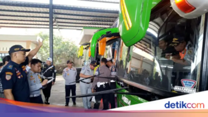 Polisi dan Dishub Bogor Gelar Ramp Check 45 Bus Mudik, Semua Dinyatakan Laik Jalan