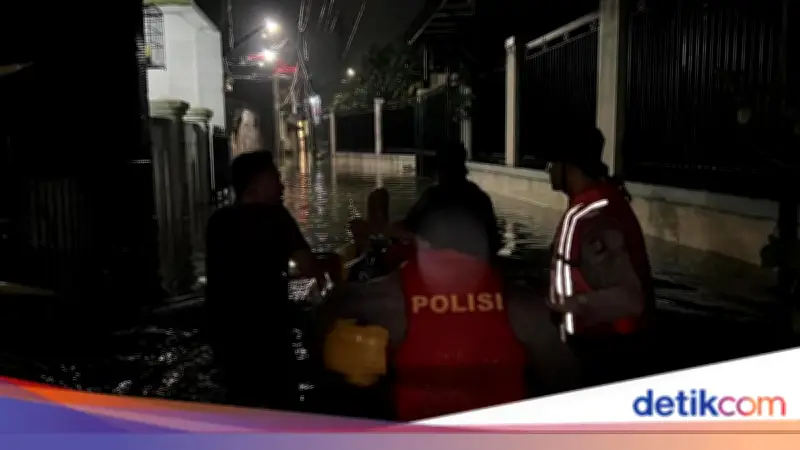 Polisi Evakuasi Warga Kebanjiran di Ciracas Berkat Telepon Darurat 110