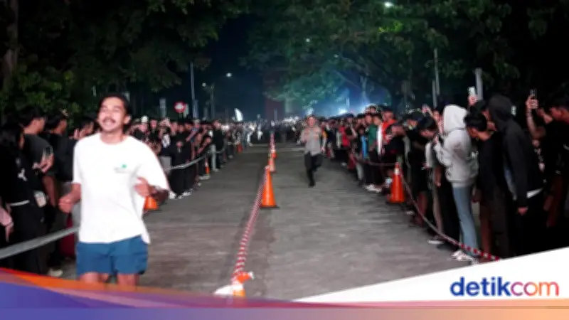 Polisi Fasilitasi Lomba Lari Muda-mudi Jelang Sahur di Stadion Pakansari Bogor