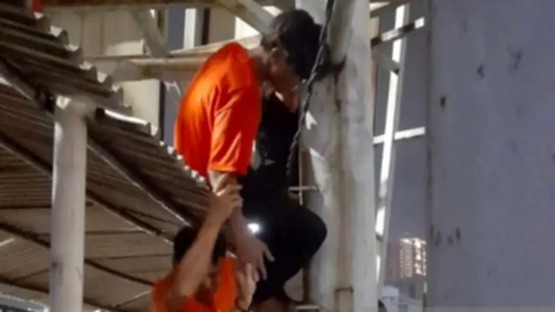 Polisi Gagalkan Aksi Bunuh Diri di JPO Mega Bekasi Hypermall dengan Pendekatan Humanis