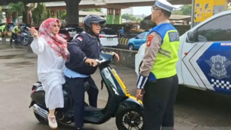 Polisi Jaktim Gunakan Handheld ETLE untuk Tindak Tegas Pengendara Lawan Arus