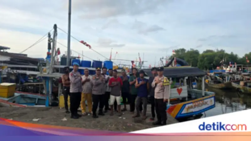 Polisi Patroli Pesisir Tangerang, Ingatkan Kapal Jangan Angkut Muatan Berlebih