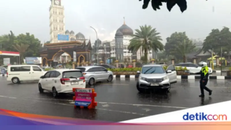Polisi Putar Balik Mobil yang Nekat Terobos One Way di Puncak Bogor